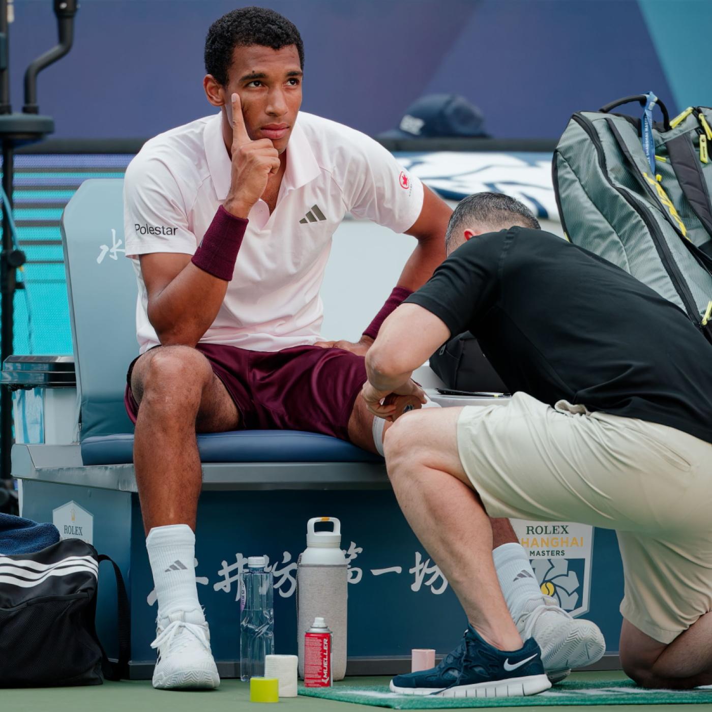 Félix Auger-Aliassime hat sich in Schanghai im Achtelfinal gegen Casper Ruud am Knie verletzt