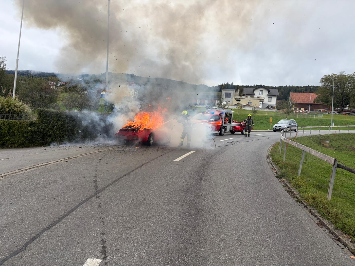 Die Feuerwehr brachte den Fahrzeugbrand unter Kontrolle.