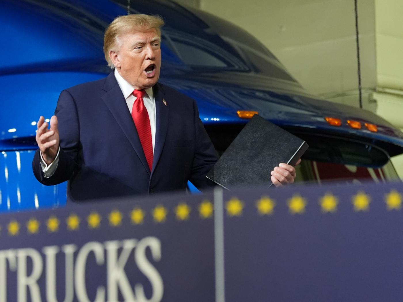 dpatopbilder - US-Präsident Donald Trump trifft ein, um bei Peterbilt Motors eine Rede zu halten. Foto: Alex Brandon/AP/dpa