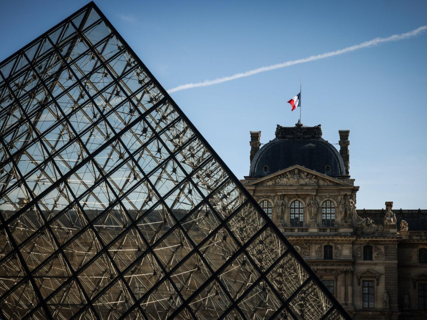 ARCHIV - Die französische Flagge weht auf dem Louvre-Museum. Der Louvre hat wegen der Proteste in Frankreich seine Türen zu Beginn der Woche nicht wie gewohnt geöffnet. Foto: Thomas Padilla/AP/dpa
