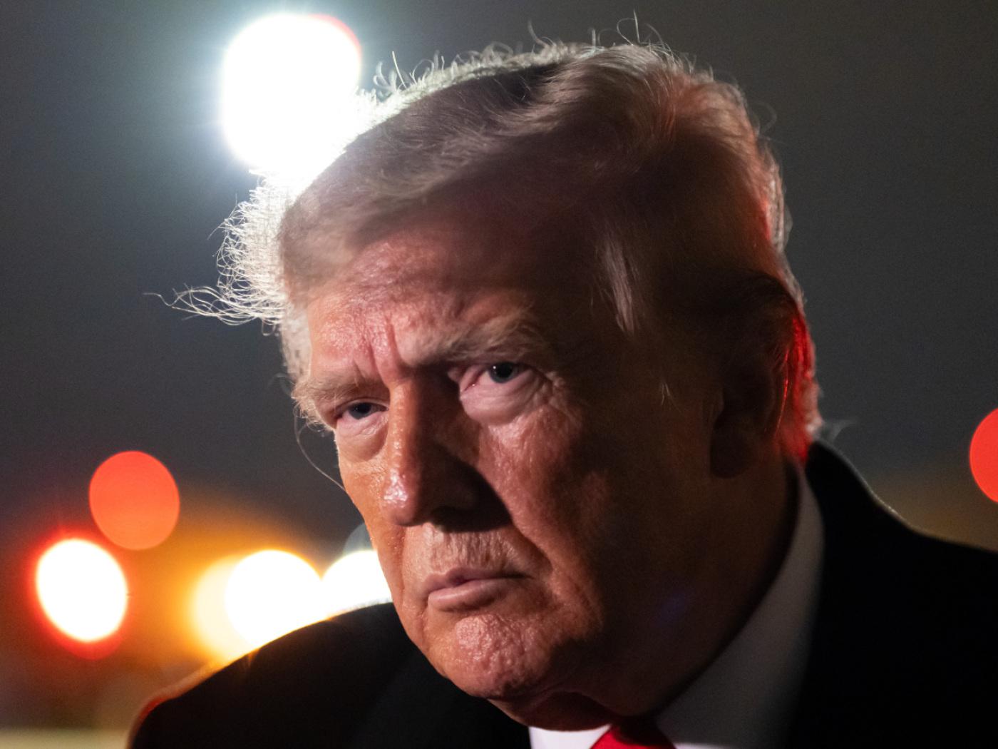 US-Präsident Donald Trump spricht mit Reportern, nachdem er mit der Air Force One auf der Joint Base Andrews in Maryland gelandet ist. Foto: Alex Brandon/AP/dpa