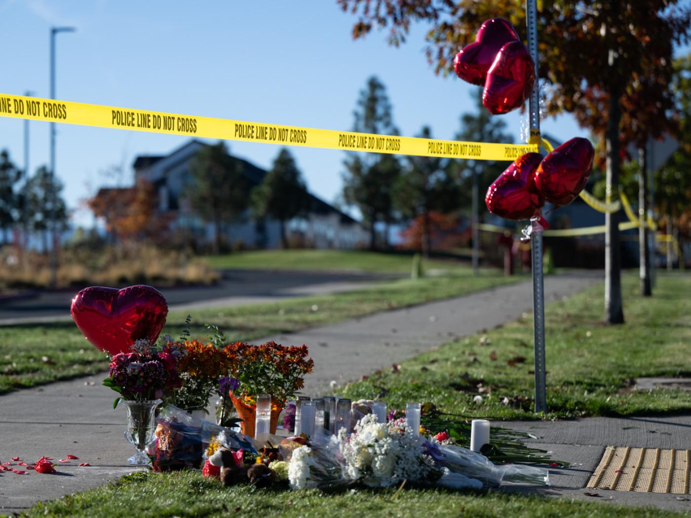 Blumen und Kerzen sind an einer provisorischen Gedenkstätte vor der Silver Rail Elementary School in Oregon einen Tag nach der Gewalttat an der Grundschule zu sehen. Ein jugendlicher Schütze hatte an der Grundschule drei Kinder und eine Lehrkraft getötet. Der 16 Jahre alte Angreifer wurde von einem zufälligen Augenzeugen verfolgt und erschossen, wie die Polizei mitteilte. Foto: Joe Kline/AP/dpa