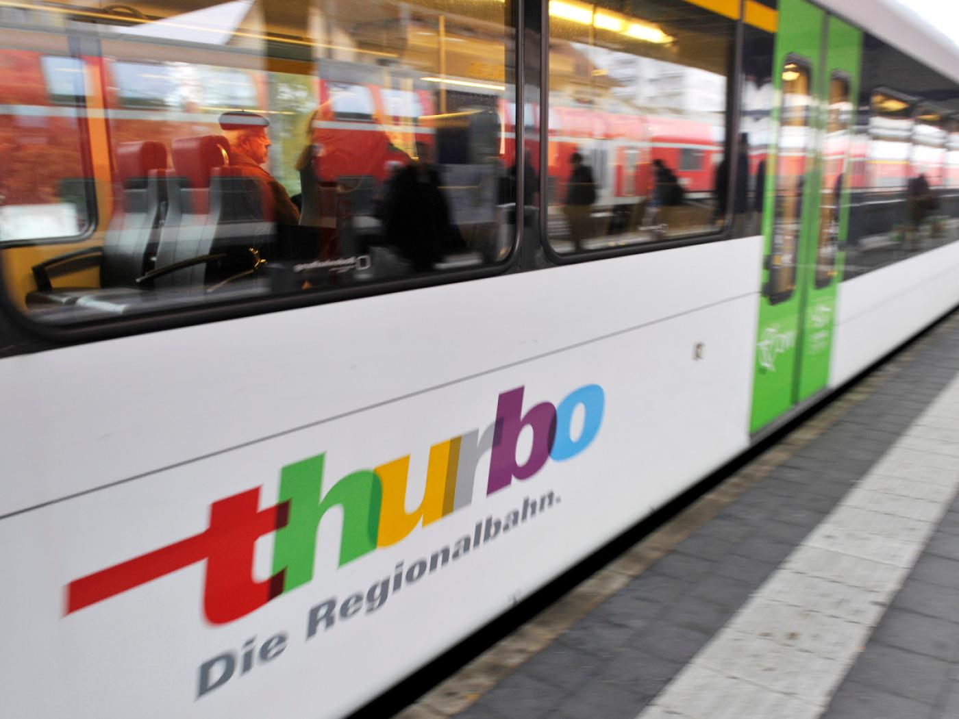Turbo feiert Jubilaeen , hundert Jahre Eisenbahnlinie Kreuzlingen- Wil, die Strecke der ehemaligen Mittel- thurgau-Bahn  und 2012 zehn Jahre Turbo. Passagiere im Turbo in Kreuzlingen am Mittwoch, 23. November 2011 .(KEYSTONE/Regina Kuehne)