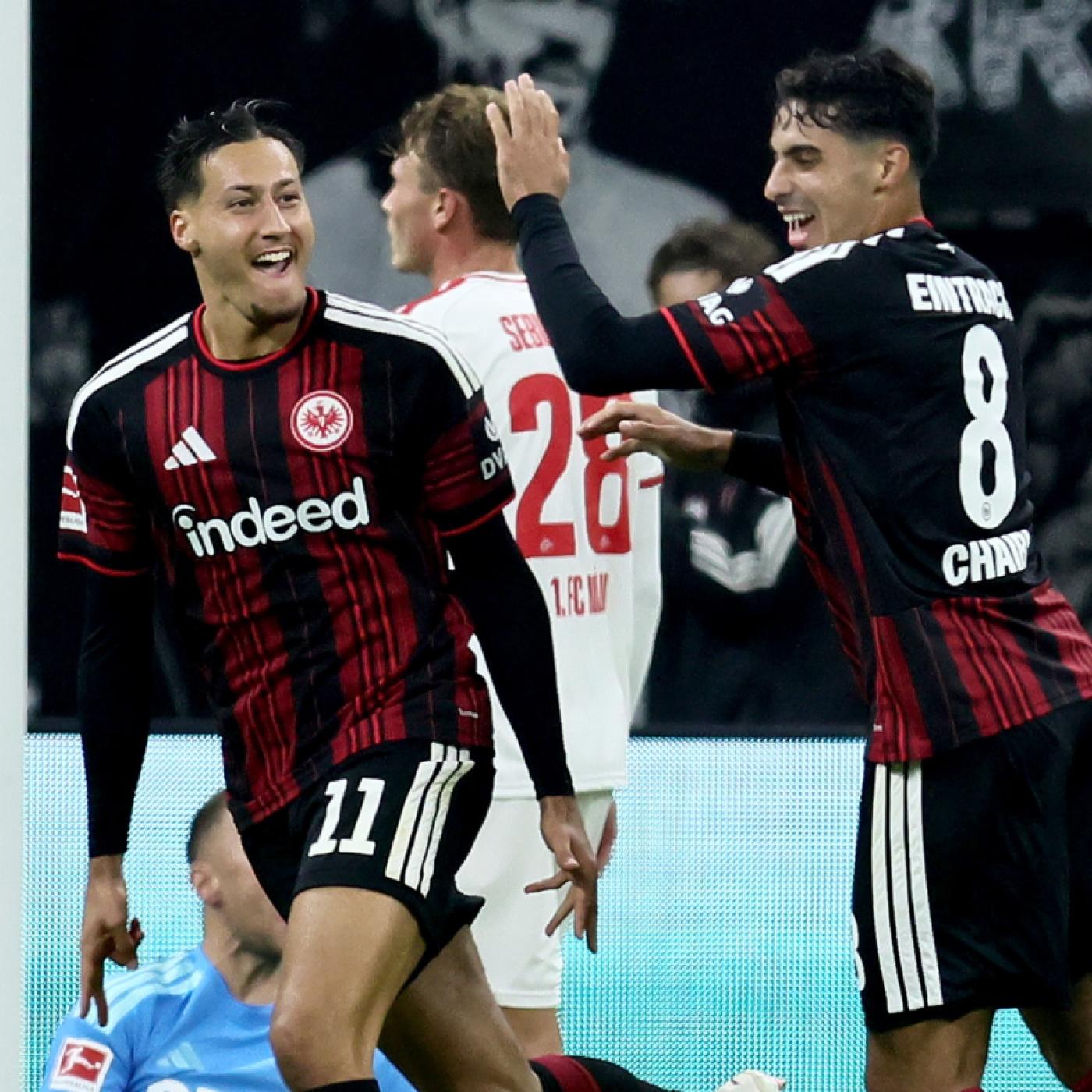 Eintracht Frankfurts Siegtorschütze Younes Ebnoutalib (links)