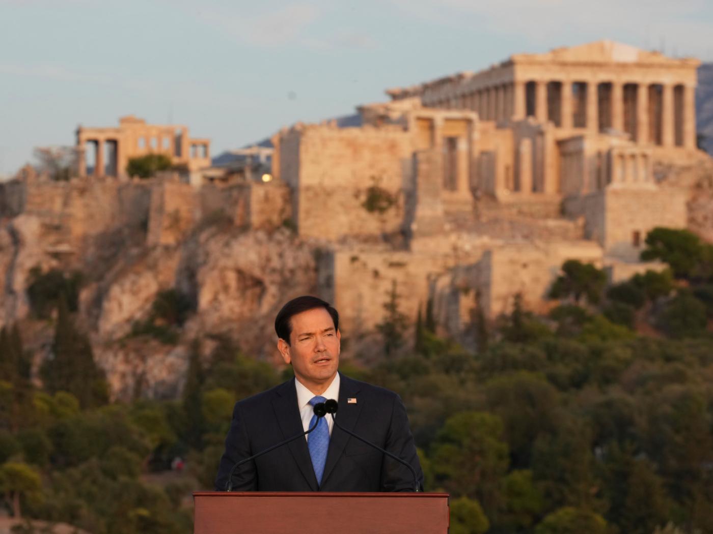 US-Außenminister Marco Rubio spricht auf dem Pnyx-Hügel, wo die alten Athener ihre demokratischen Versammlungen abhielten. Foto: Mark Schiefelbein/Pool AP/dpa