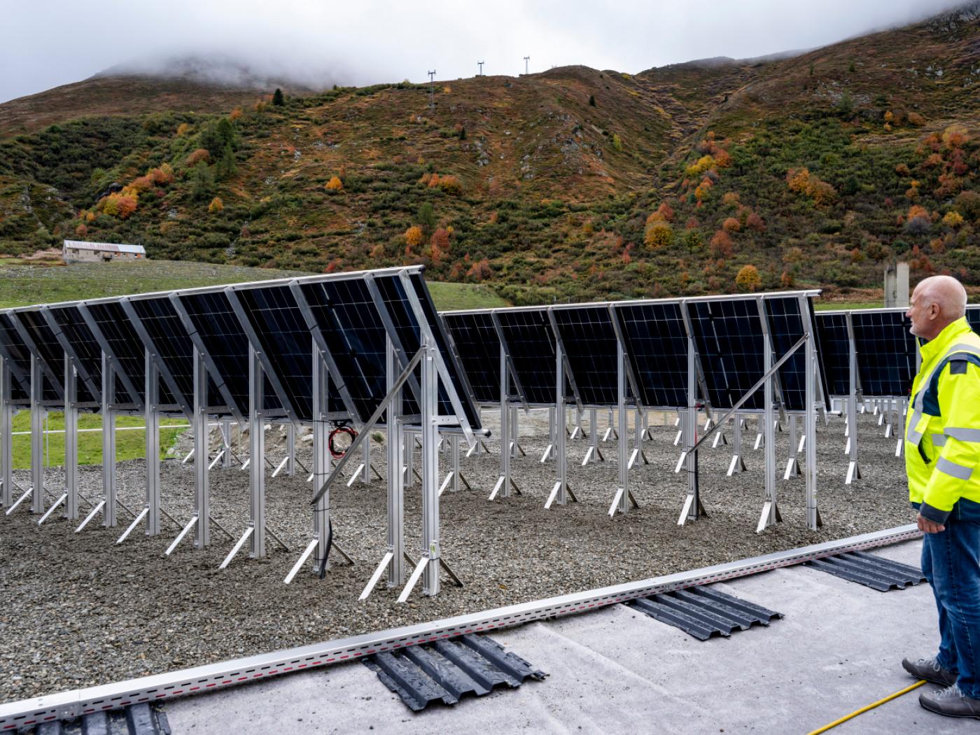 Solarpanels auf einer Fläche von 7000 Quadratmetern auf dem Grosse-St.-Bernhard-Tunnel im Wallis soll künftig die Hälfte seines Strombedarfs mit Solarenergie decken.
