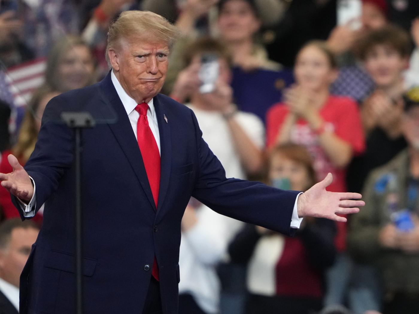 ARCHIV - US-Präsident Donald Trump trifft in Wasilla, Alaska, zu einer Wahlkampfveranstaltung im Curtis D. Menard Memorial Sports Center ein. Foto: Lindsey Wasson/AP/dpa