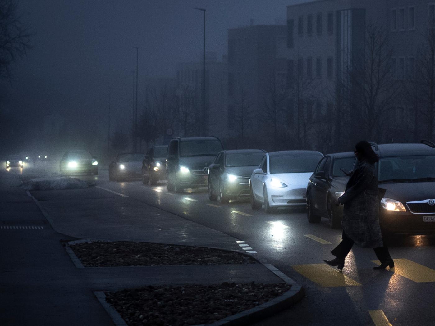 Kürzere Tage, tief stehende Sonne und wechselnde Strassenverhältnisse stellen Verkehrsteilnehmende im Herbst vor besondere Herausforderungen. (Symbolbild)