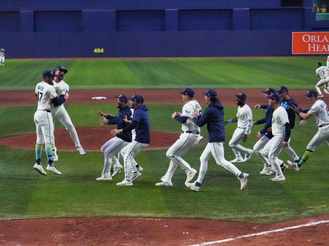 Die Spieler der Tampa Bay Rays feiern ihren Sieg in Spiel 6 gegen die Cleveland Guardians und die Qualifikation für die World Series