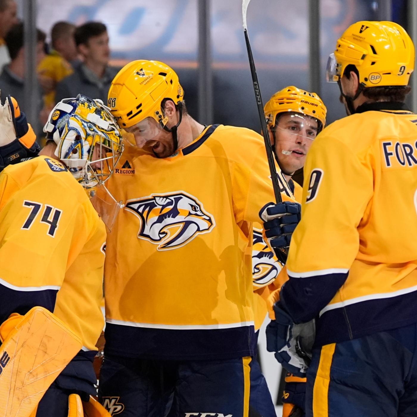 Die Nashville Predators im gelben Dress feiern im zweiten Spiel der Saison ihren ersten Sieg