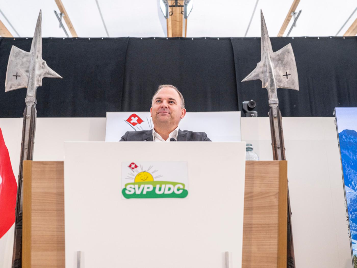 Der SVP-Präsident Marcel Dettling erklärte, dass die Demokratie und die Volksrechte in Gefahr seien.