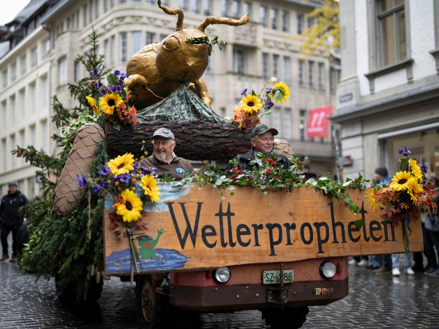 Die Muotathaler "Wetterpropheten" fuhren am Olma-Umzug mit einem aufwendig gestalteten Gefährt mit.