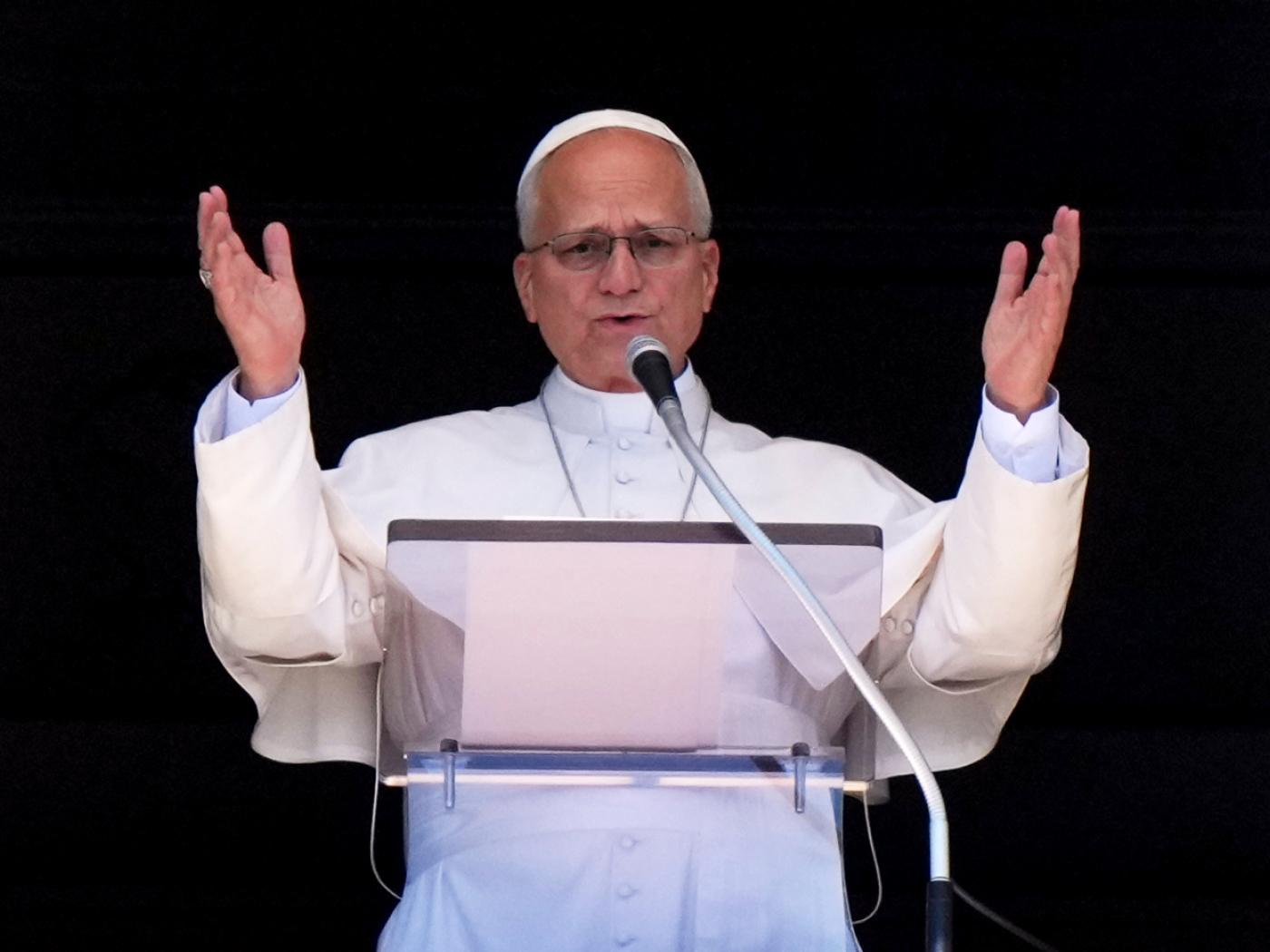 ARCHIV - Papst Leo XIV. erteilt seinen Segen, während er im Vatikan vom Fenster seines Arbeitszimmers mit Blick auf den Petersplatz das Mittagsgebet «Angelus» spricht. Foto: Andrew Medichini/AP/dpa (Archivbild)