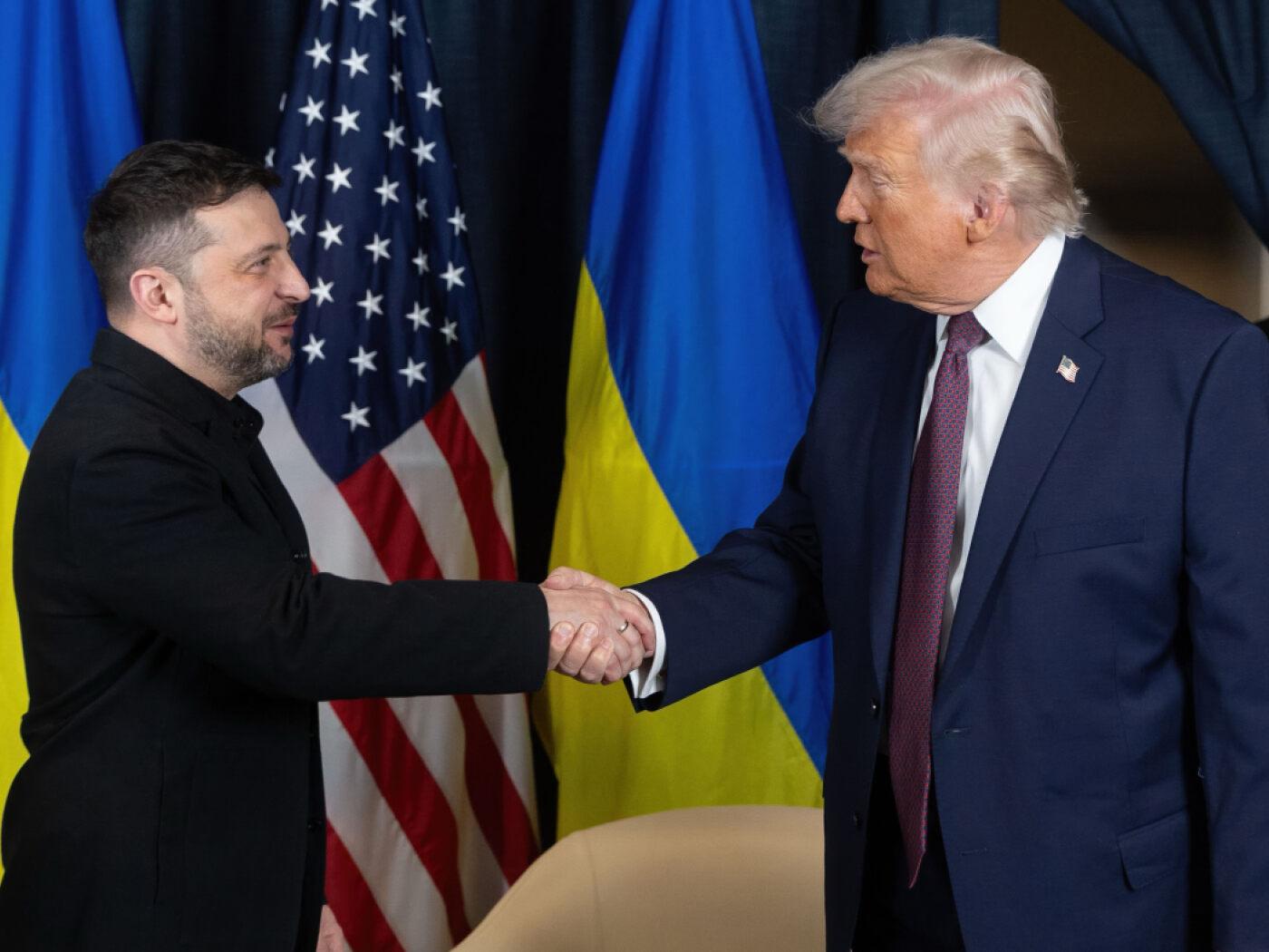 ARCHIV - US-Präsident Donald Trump (r) schüttelt dem ukrainischen Präsidenten Wolodymyr Selenskyj vor Beginn eines bilateralen Treffens am Rande des jährlichen Weltwirtschaftsforums (WEF), die Hand. Foto: Ukraine Presidency/Ukrainian Pre/Planet Pix via ZUMA Press Wire/dpa