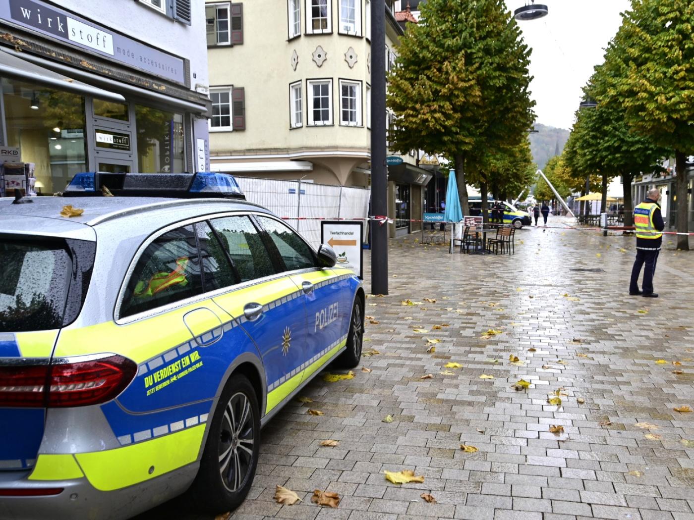 Einsatzkräfte der Polizei stehen vor einem abgesperrten Bereich zu einem Schusswechsel nahe dem Rathaus. Foto: Roland Sprich/dpa