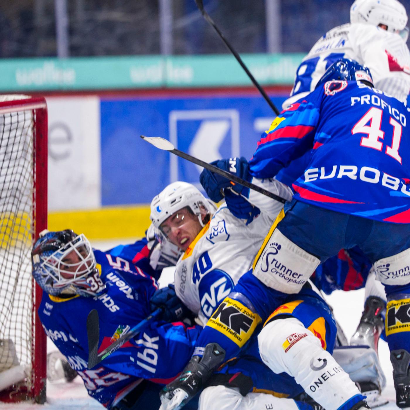 Unter Druck: Kloten mit Goalie Davide Fadani (li.) und Verteidiger Leandro Profico stemmen sich vergeblich gegen die nächste Heimniederlage gegen Zug