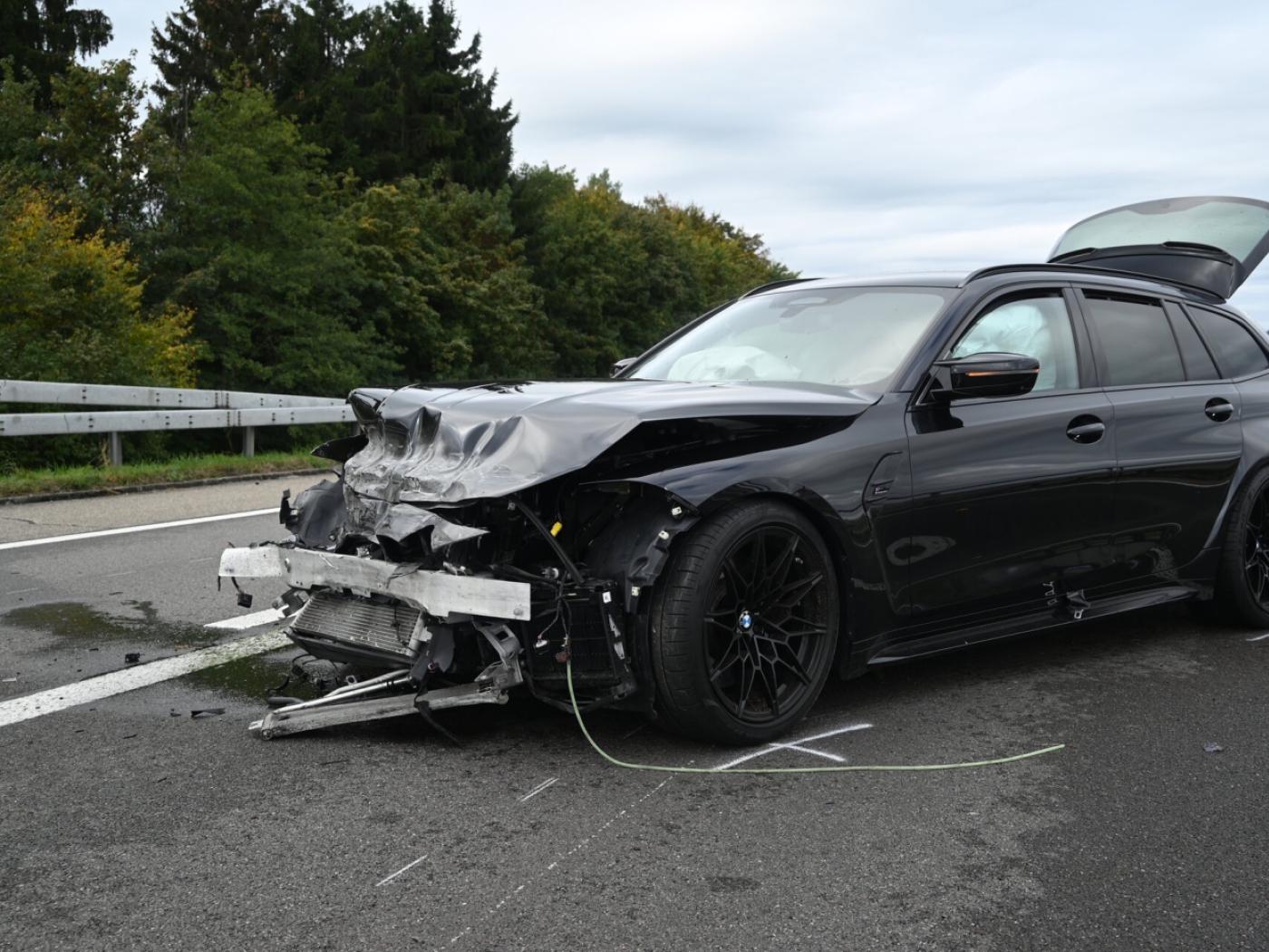 Bei einem Selbstunfall auf der A1 bei Gossau entstand am Auto Totalschaden.