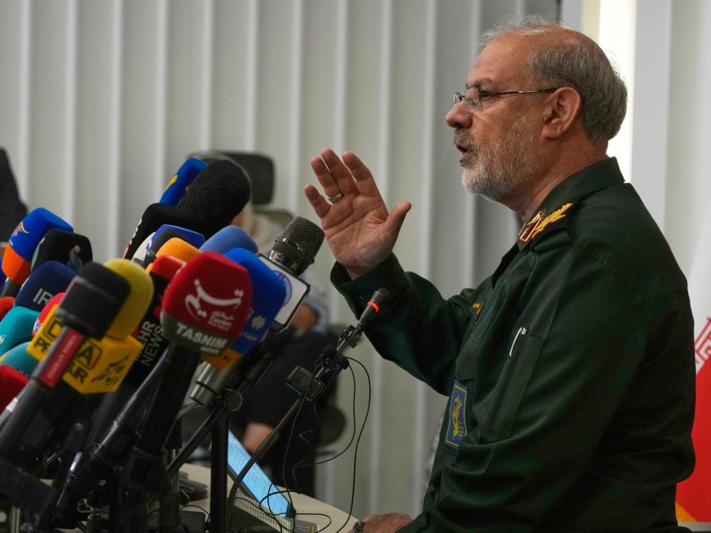 ARCHIV - Der Sprecher der iranischen Revolutionsgarde, General Hussein Mohebi, spricht während einer Pressekonferenz in der iranischen Hauptstadt. Foto: Vahid Salemi/AP/dpa