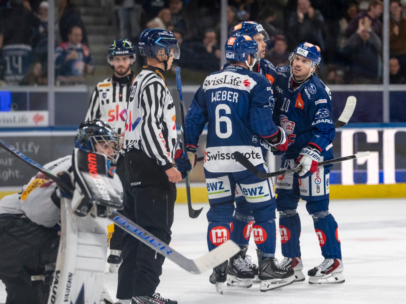 Die ZSC Lions bejubeln das 5:4 in der Verlängerung von Juho Lammikko gegen Fribourg-Gottéron
