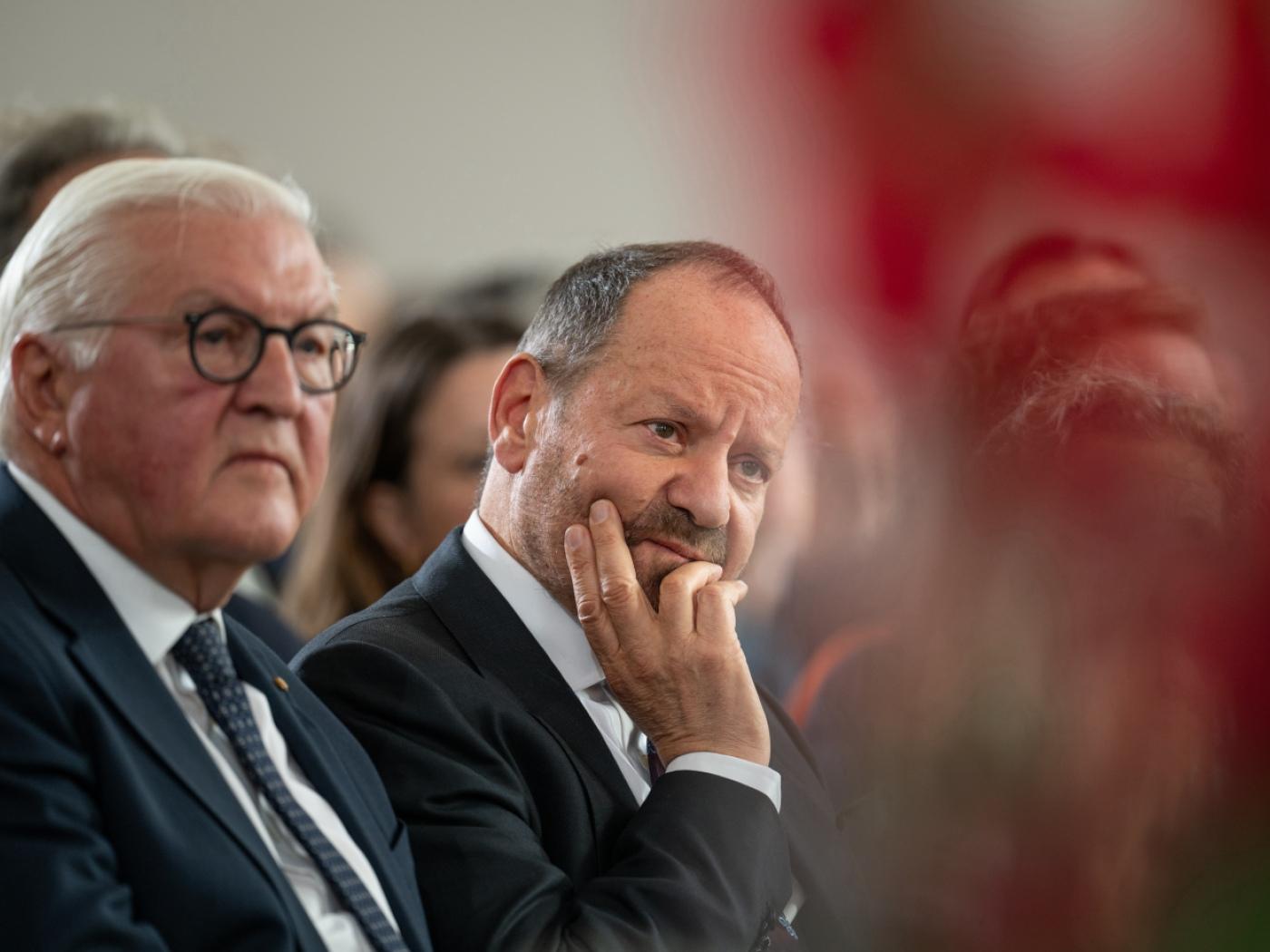 dpatopbilder - Frank-Walter Steinmeier (l), Bundespräsident, und Preisträger des Friedenspreises des Deutschen Buchhandels, Philippe Sands, nehmen an der Preisverleihung teil..Traditionell wird zum Abschluss der Buchmesse der Friedenspreis des Deutschen Buchhandels verliehenen. Foto: Hannes P. Albert/dpa POOL/dpa