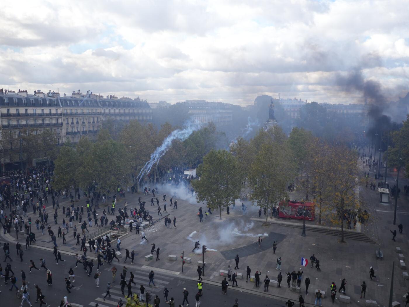 Zusammenstöße zwischen Demonstranten und der Polizei in Paris. Foto: Thibault Camus/AP/dpa