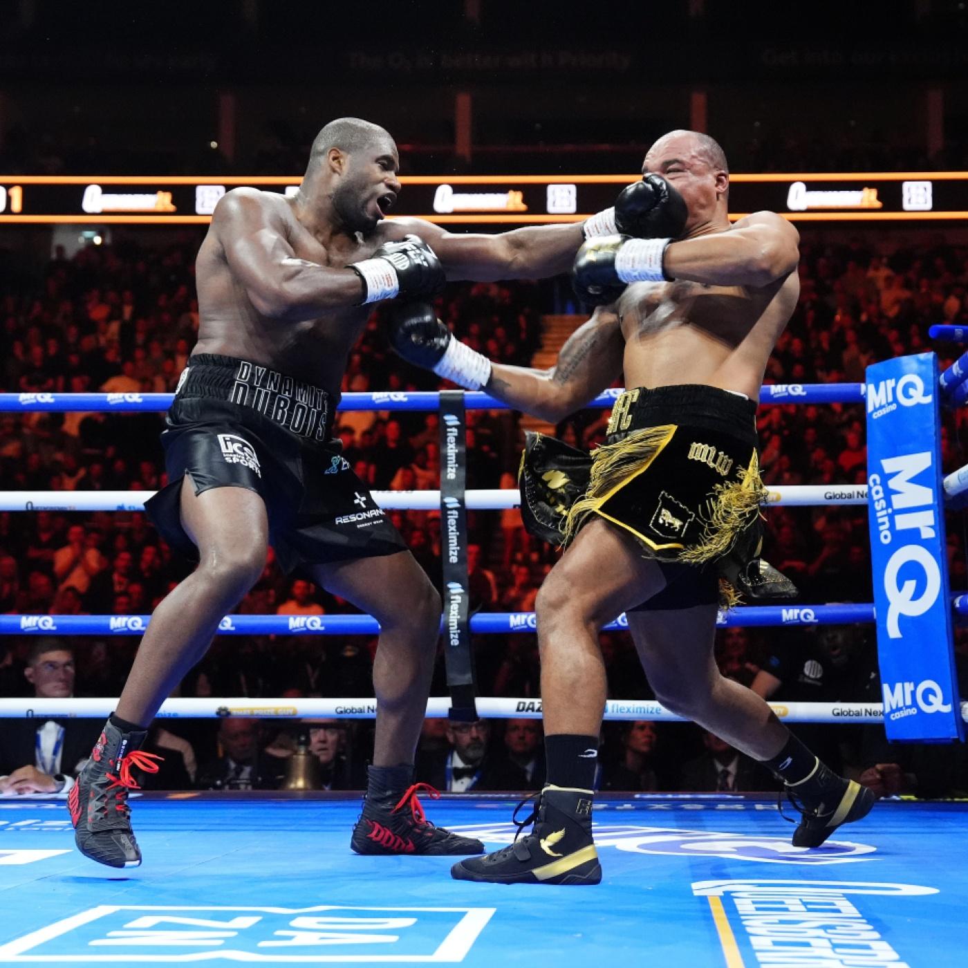 Daniel Dubois (links) teilt gegen Fabio Wardley aus