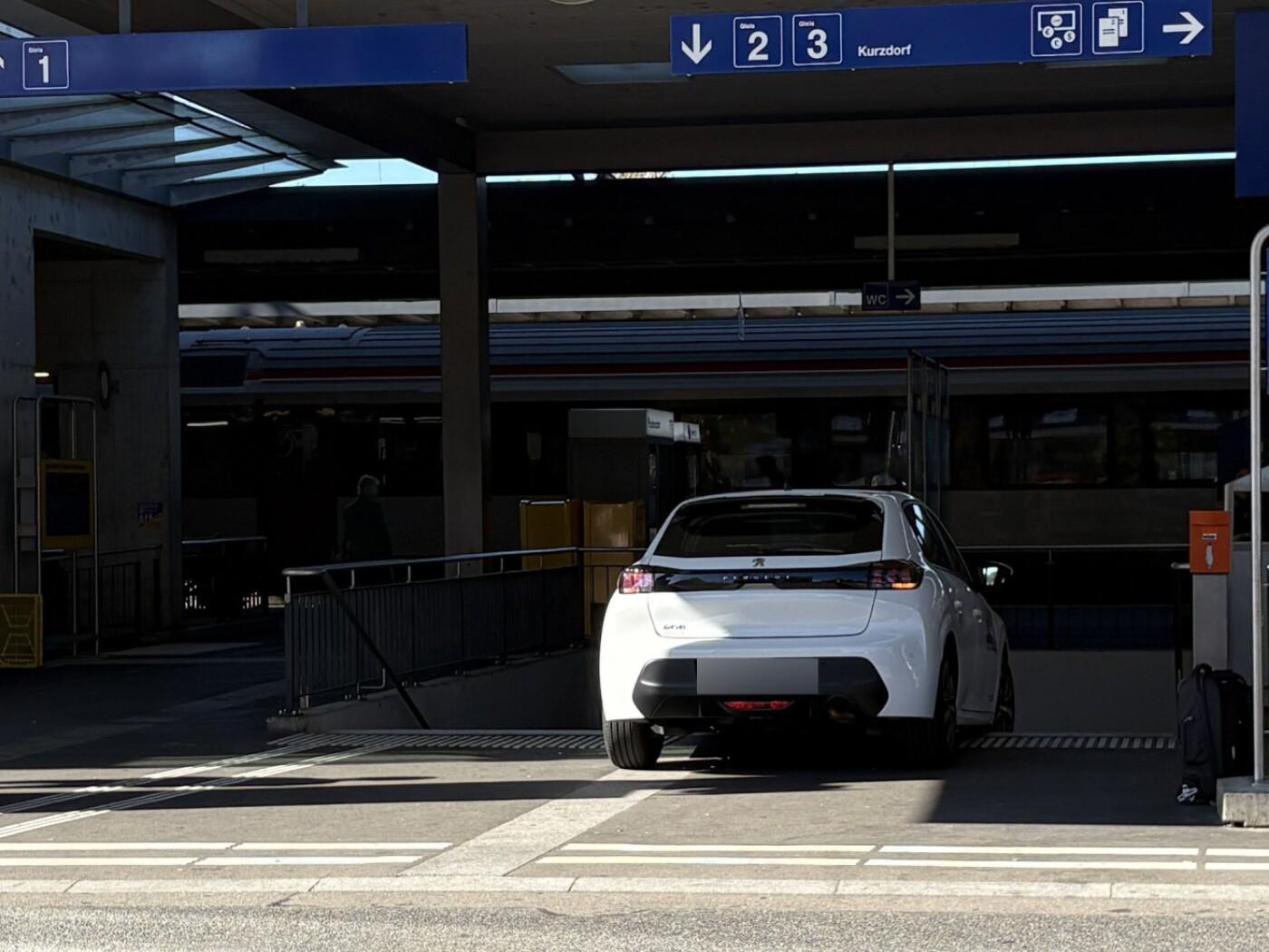 Das Auto der 24-Jährigen blieb auf der Bahnhofstreppe in Frauenfeld stecken.