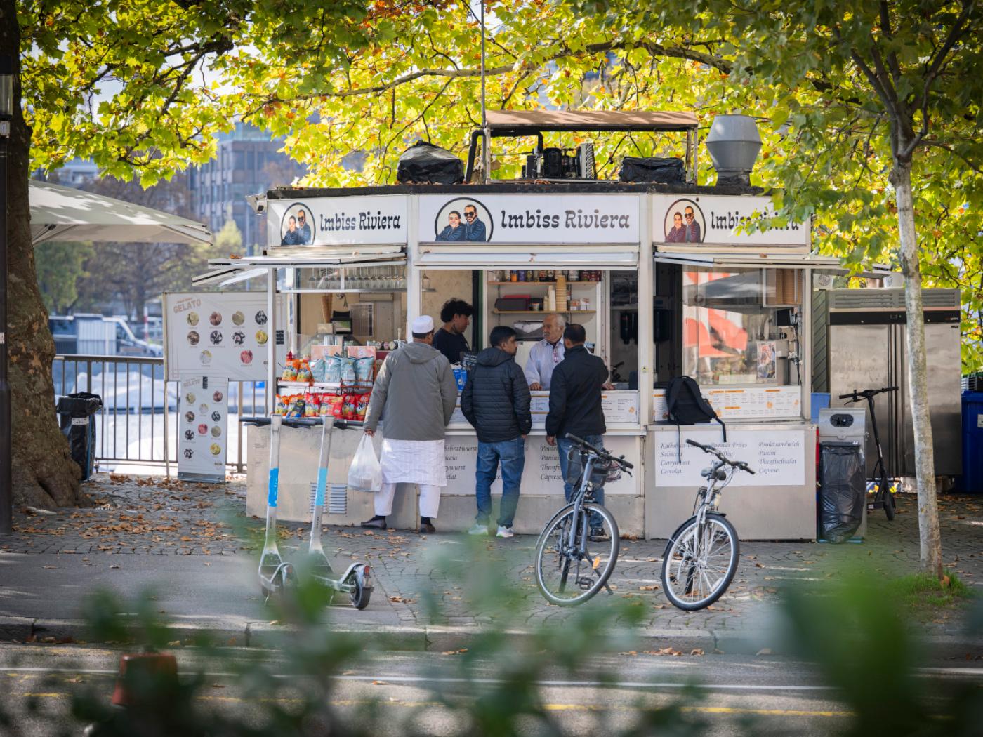 Der "Imbiss Riviera" am Zürcher Bellevue musste trotz aller politischen Bemühungen schliessen. Nun könnte ihn ein Glacewagen ersetzen. (Archivbild)