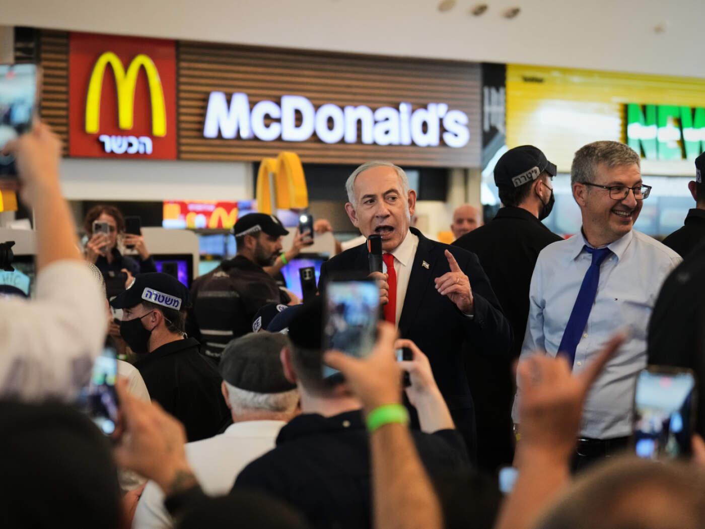 Der israelische Ministerpräsident Benjamin Netanjahu (M), Vorsitzender der Likud-Partei, spricht in einem Einkaufszentrum im Rahmen seines Wahlkampfs im Vorfeld der Parlamentswahlen mit Anhängern. Foto: Ariel Schalit/AP/dpa