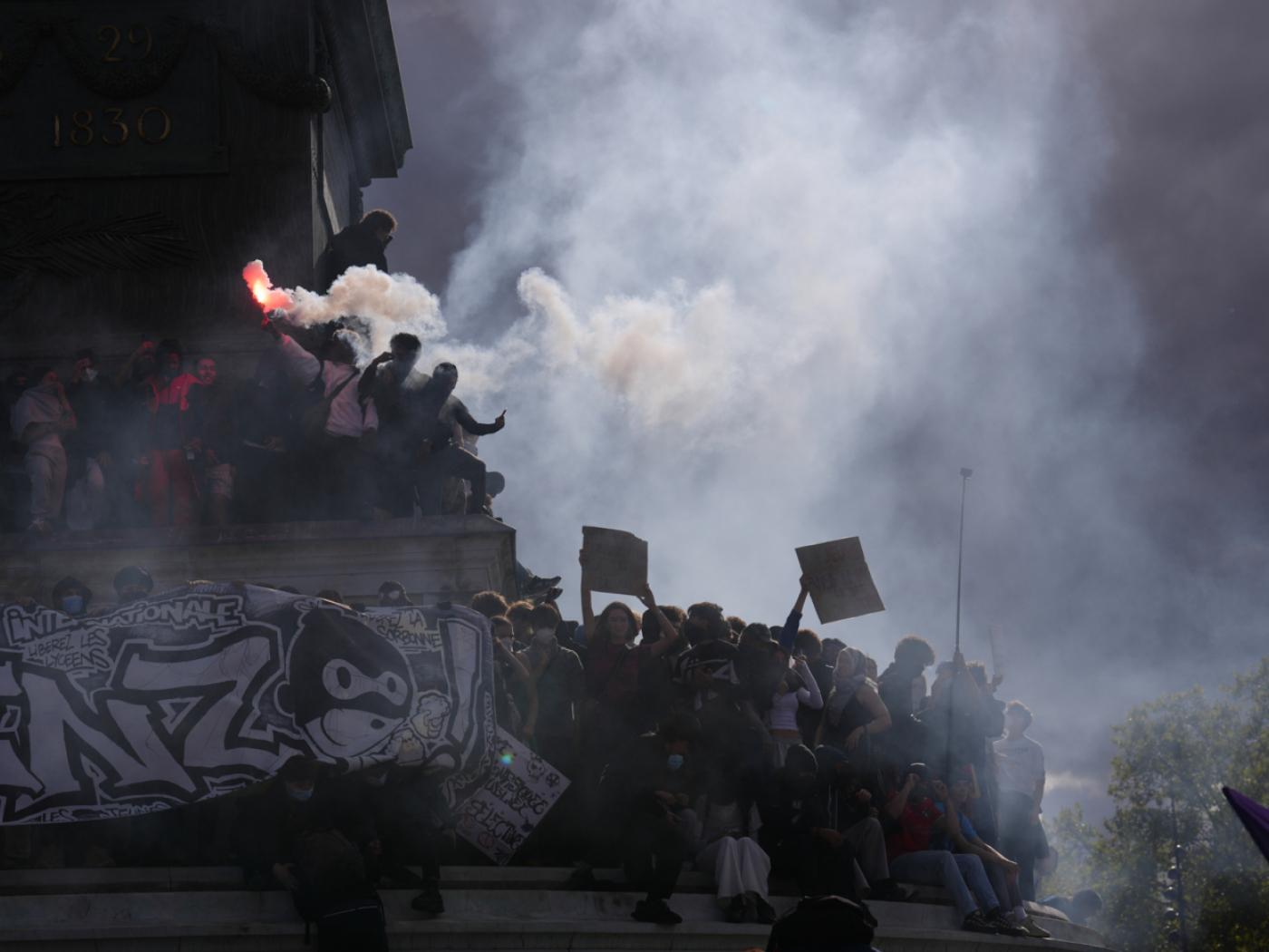 ARCHIV - Schüler protestieren in Paris gegen unterfinanzierte Schulen. Foto: Aurelien Morissard/AP/dpa/Archivbild