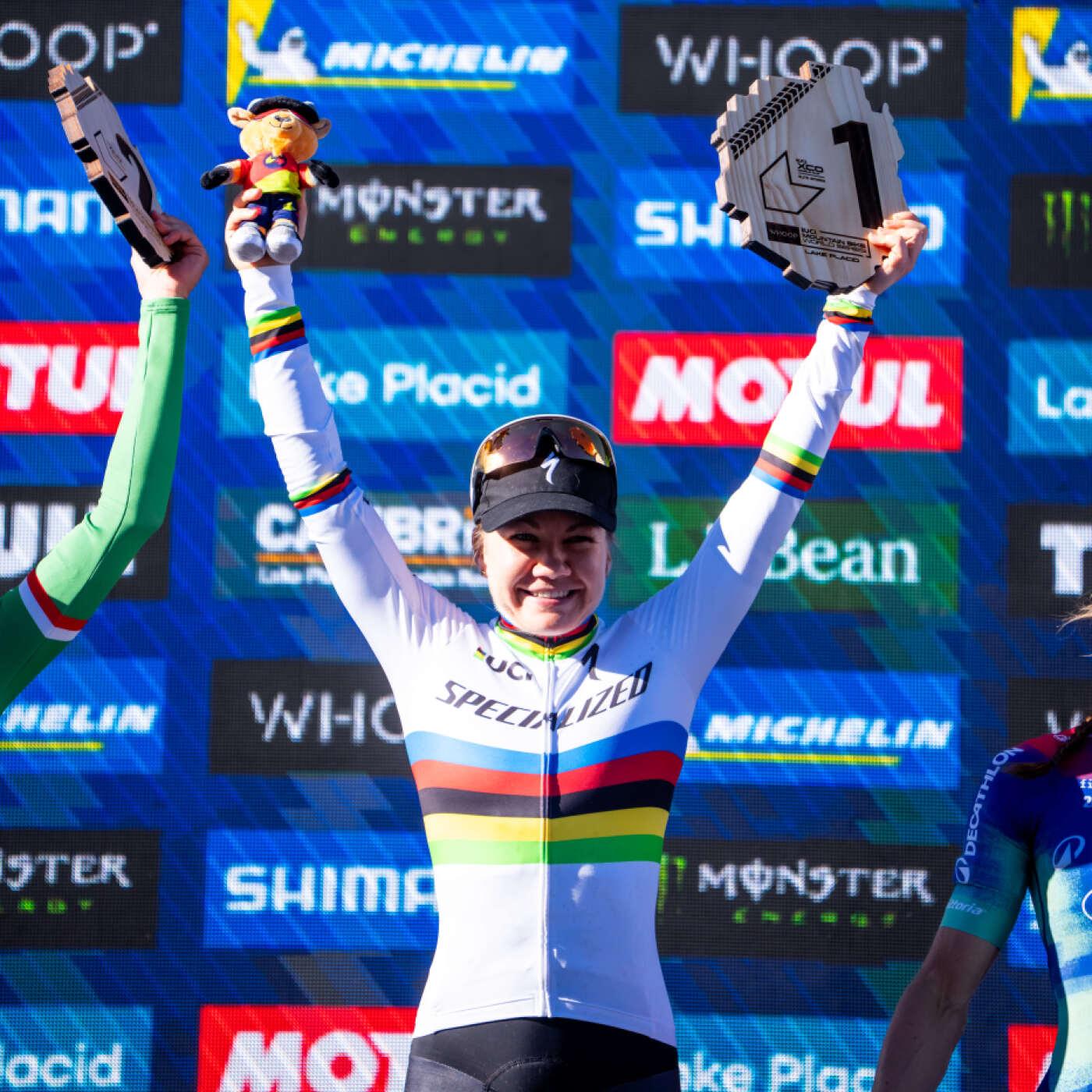 Sina Frei feiert ihren Cross-Country-Weltcupsieg
