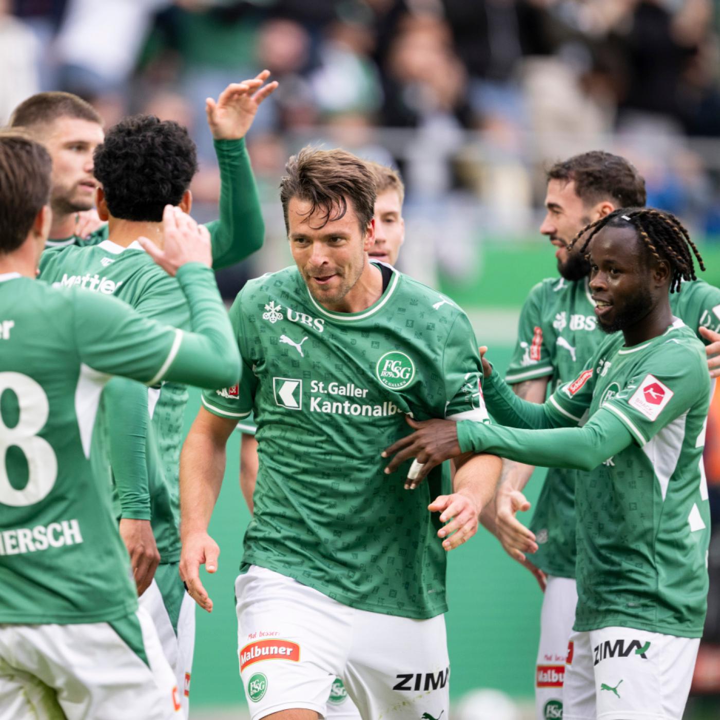 Lukas Görtler wird nach seinem verwerteten Penalty beglückwünscht