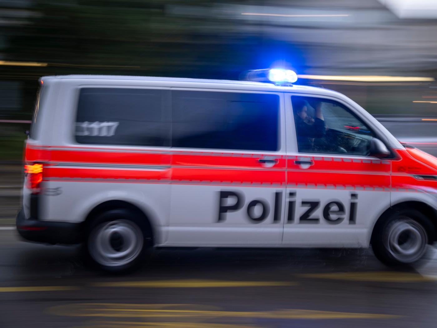 Eine Umfrage zeigt, dass mehr Menschen in der Schweiz Straftaten erleben. Gleichzeitig steigt die Zahl der Befragten, die mehr Polizeipräsenz fordern. (Symbolbild)