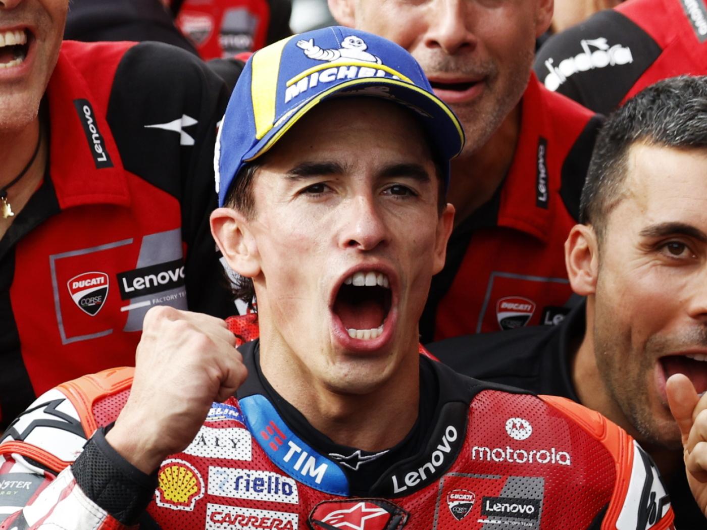 Marc Marquez feiert mit seinem Team einen weiteren Sieg