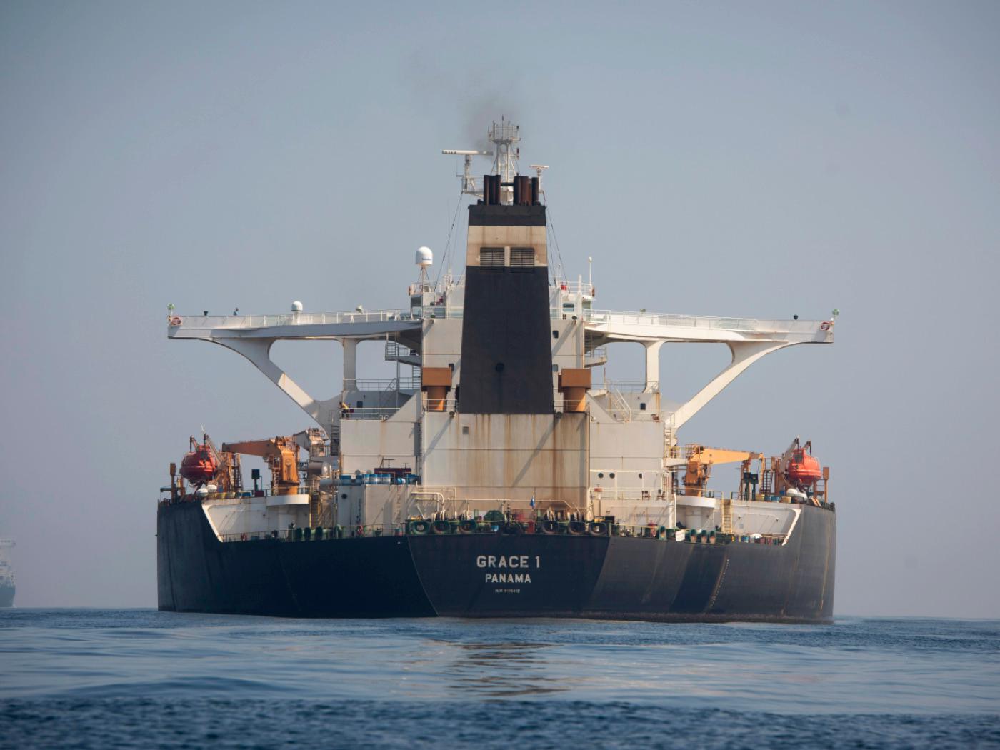 ARCHIV - Der Supertanker «Grace 1» liegt in den Gewässern von Gibraltar. Im Streit um den in Gibraltar seit mehr als einem Monat festgesetzten iranischen Tanker haben die USA Medienberichten zufolge in letzter Sekunde eine Freigabe gestoppt. Foto: Marcos Moreno/AP/dpa (Archivbild)