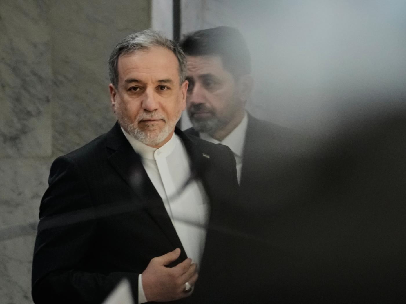 ARCHIV - Irans Außenminister Abbas Araghtschi kommt zu einer Pressekonferenz mit seinem irakischen Amtskollegen nach ihrem Treffen im Außenministerium in Bagdad. Foto: Hadi Mizban/AP/dpa