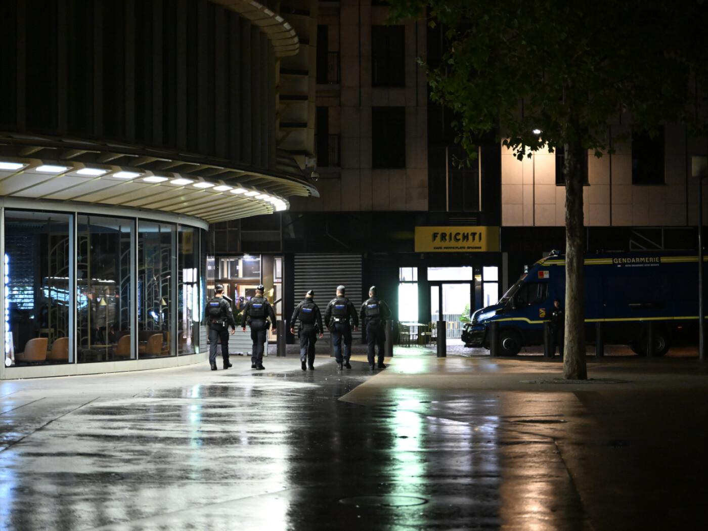 Polizisten patrouillieren während einer nächtlichen Ausgangssperre. Nach Ausschreitungen am Wochenende sind in mehreren französischen Städten auf ausgewählte Bevölkerungsgruppen oder Bereiche begrenzte Ausgangsbeschränkungen verhängt worden. Foto: Emma Da Silva/AP/dpa