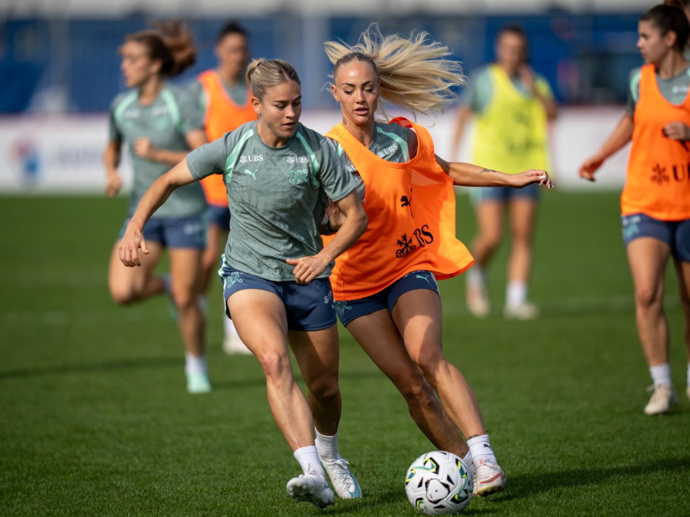 Verteidigerin Nadine Riesen (links) will sich in England weiterentwickeln