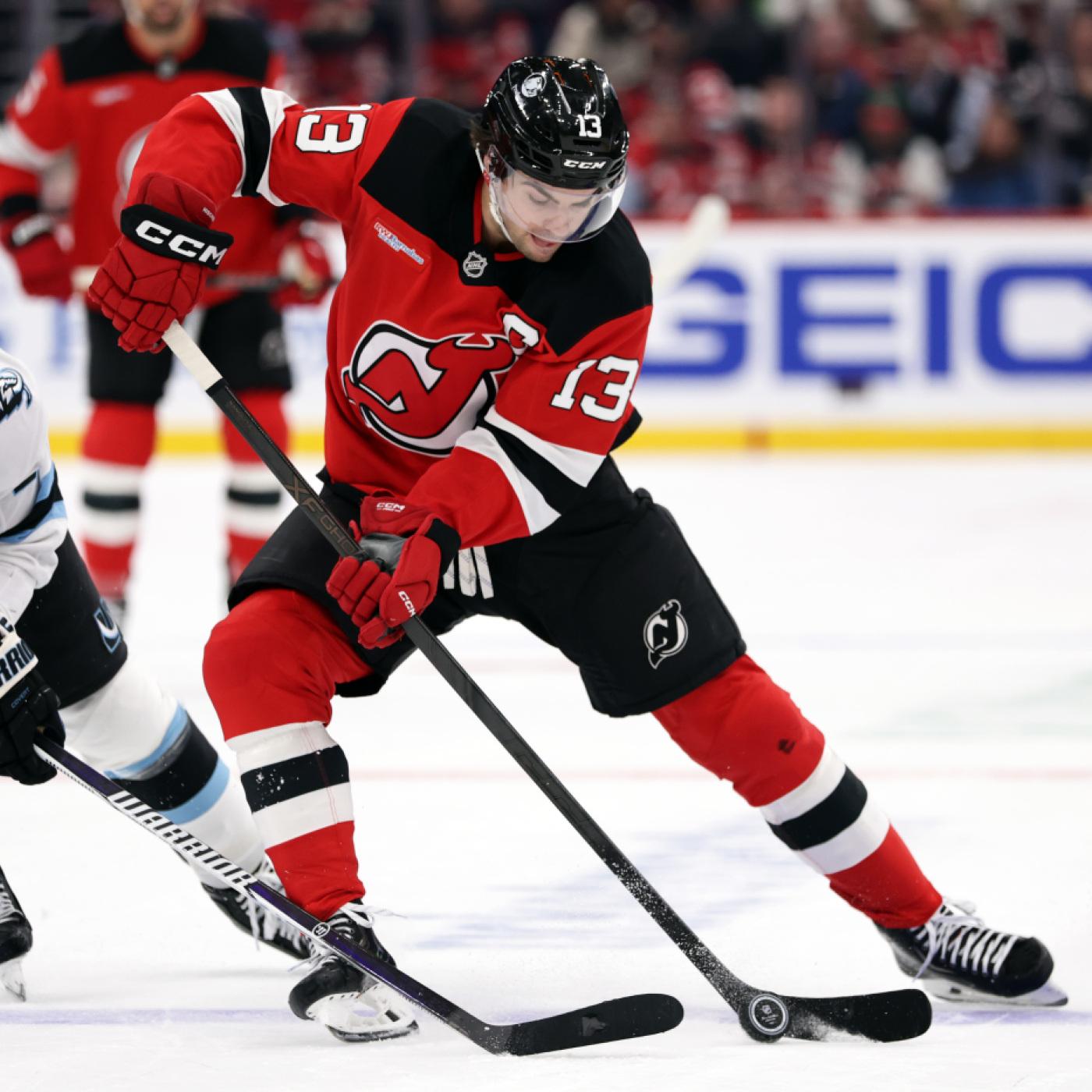 Nico Hischier (rechts) muss mit den New Jersey Devils gegen die Utah Mammoth eine Heimniederlage hinnehmen