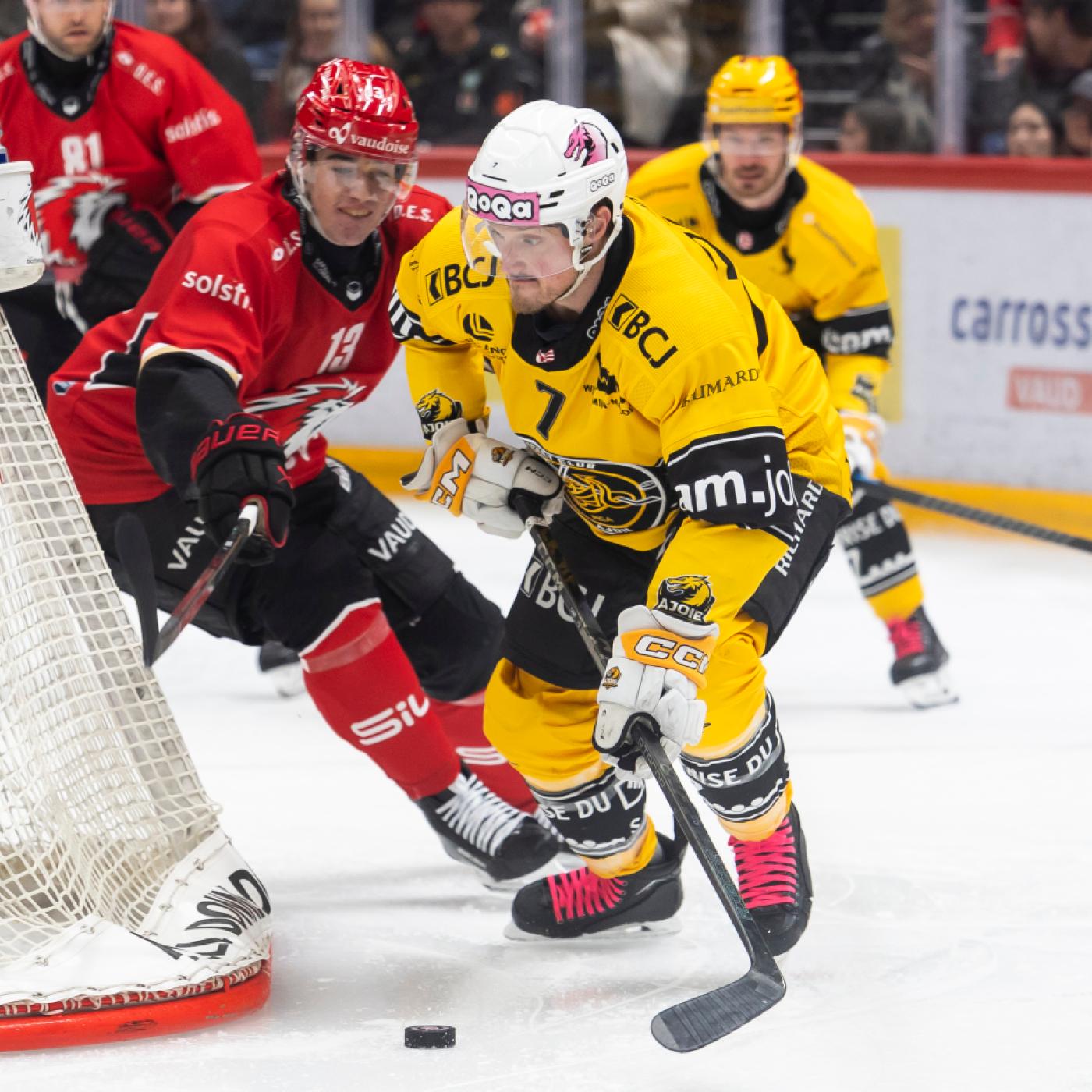 Ajoies Stürmer Daniel Carr am Puck im Auswärtsspiel gegen Lausanne
