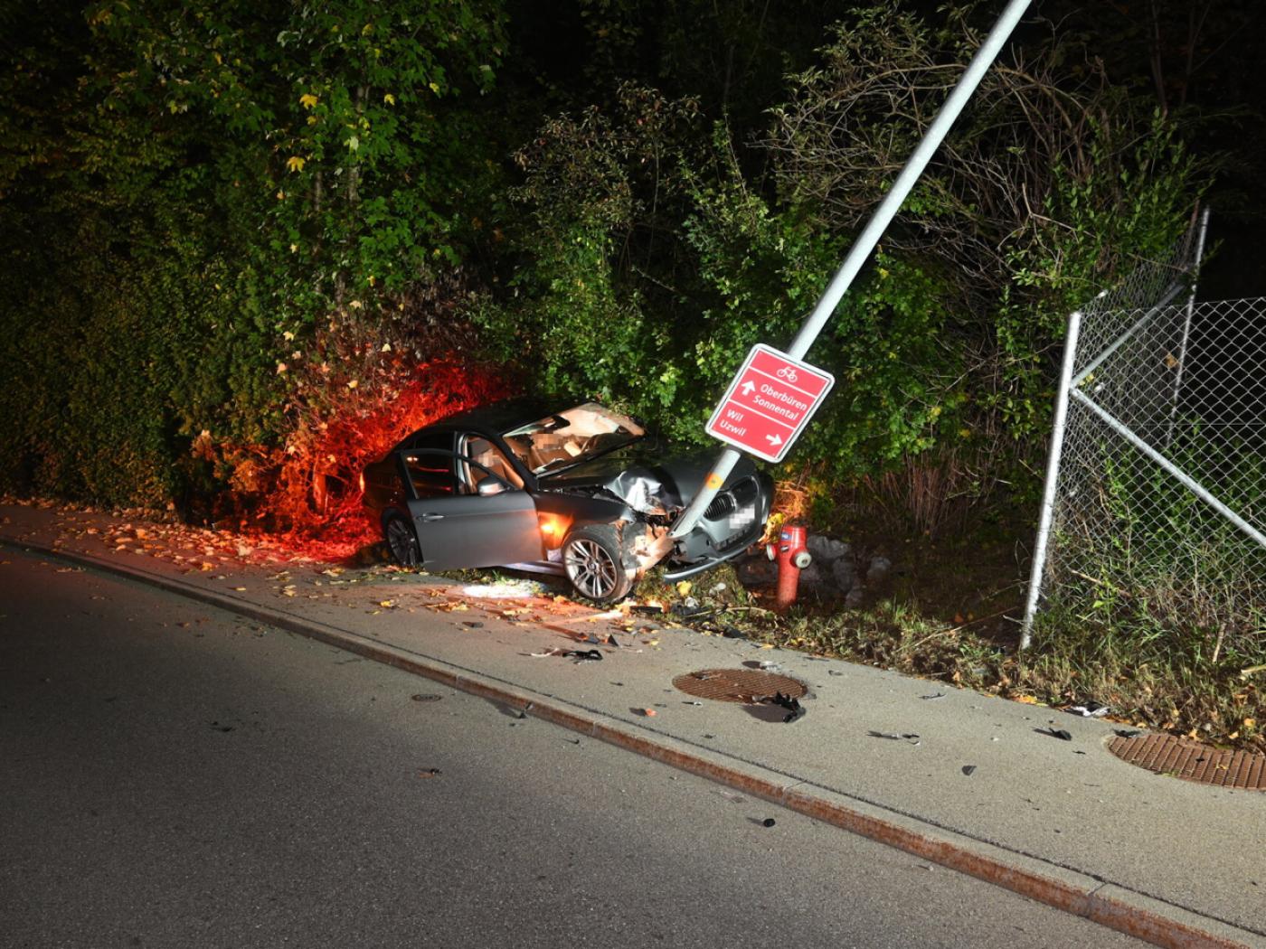 Die Fahrerin kam in einer Rechtskurve von der Fahrbahn ab.