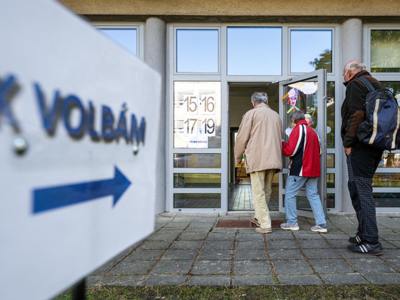 Menschen gehen ins Wahllokal, um ihre Stimmen bei den Stichwahlen zum Senat in Tschechien abzugeben. Foto: Taneèek David/CTK/dpa