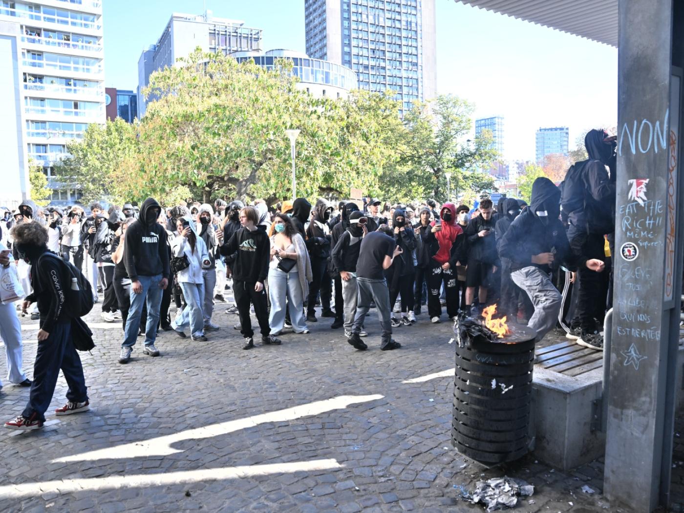 Schüler von mehreren Schulen in Lüttich versammeln sich, um gegen Bildungsreformen und Haushaltskürzungen zu protestieren. Foto: Jonas Roosens/Belga/dpa