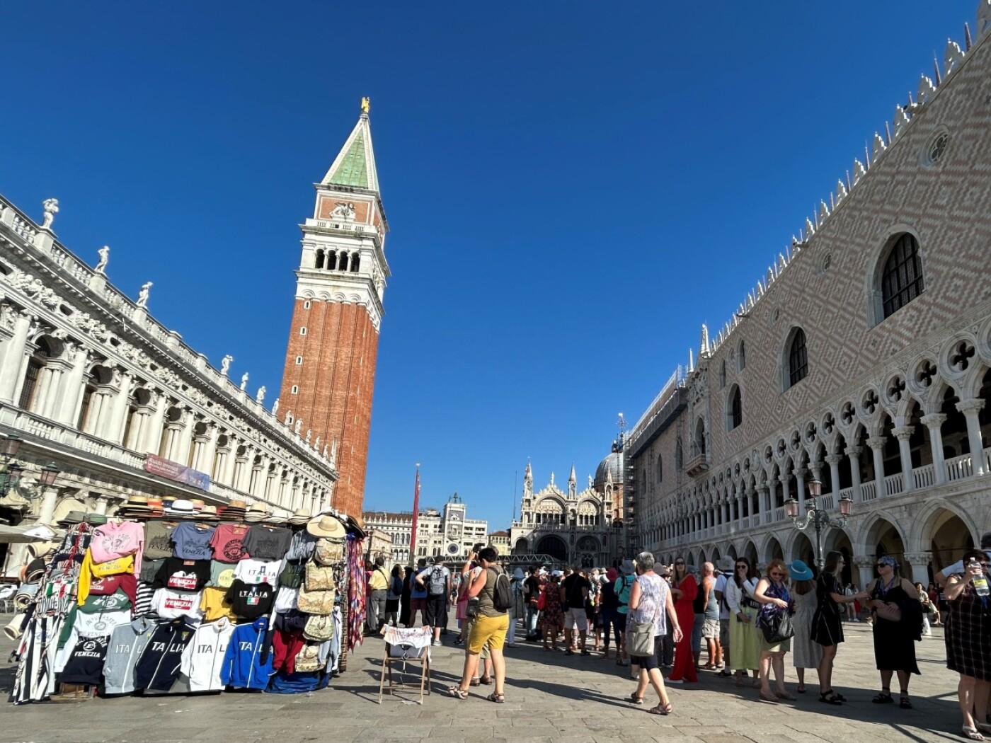 ARCHIV - Touristen stehen auf dem Markusplatz in Venedig. Foto: Christoph Sator/dpa