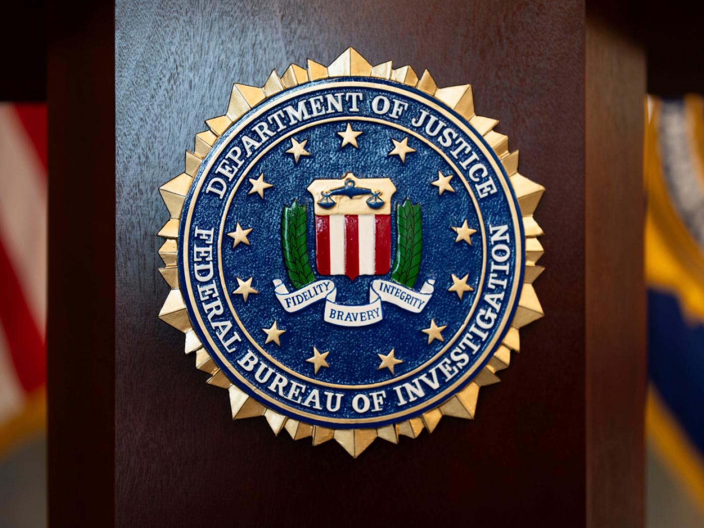 ARCHIV - Ein Siegel des Federal Bureau of Investigation (FBI) ist auf einem Podium vor einer Pressekonferenz zu sehen. Foto: Jenny Kane/AP/dpa/Symbolbild