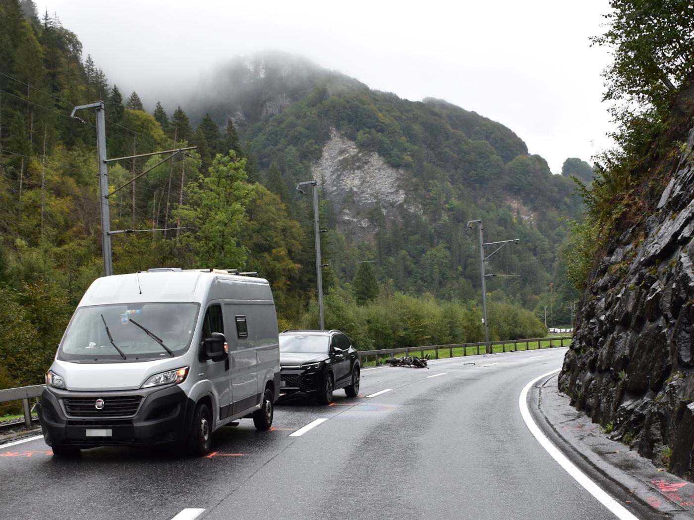 Der Töfffahrer kollidierte mit einer Leitplanke und wurde auf das Bahntrassee geschleudert.