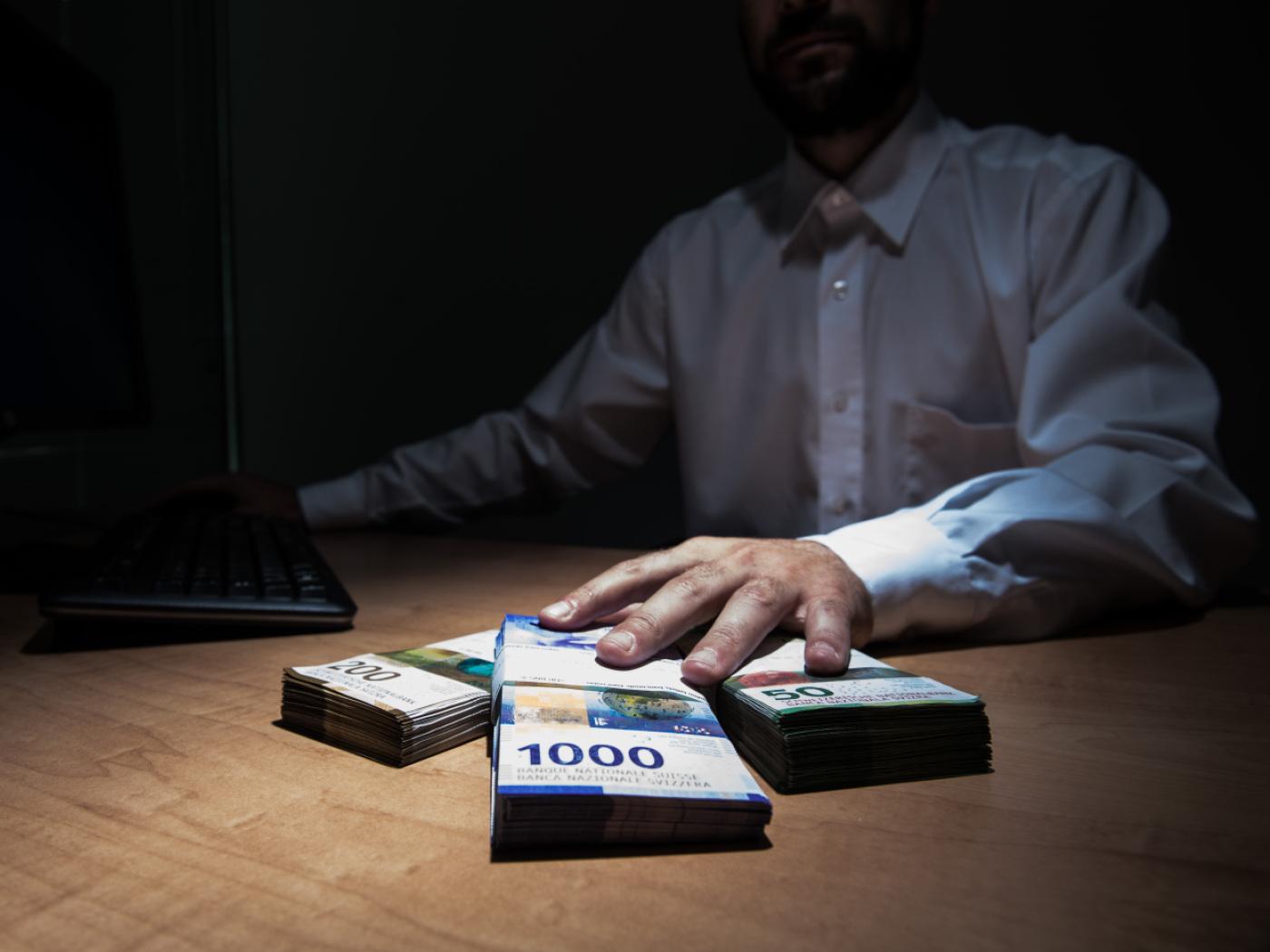 Für den Diebstahl von Bargeld und wertvollen Münzen muss ein Treuhänder ins Gefängnis. (Symbolbild)