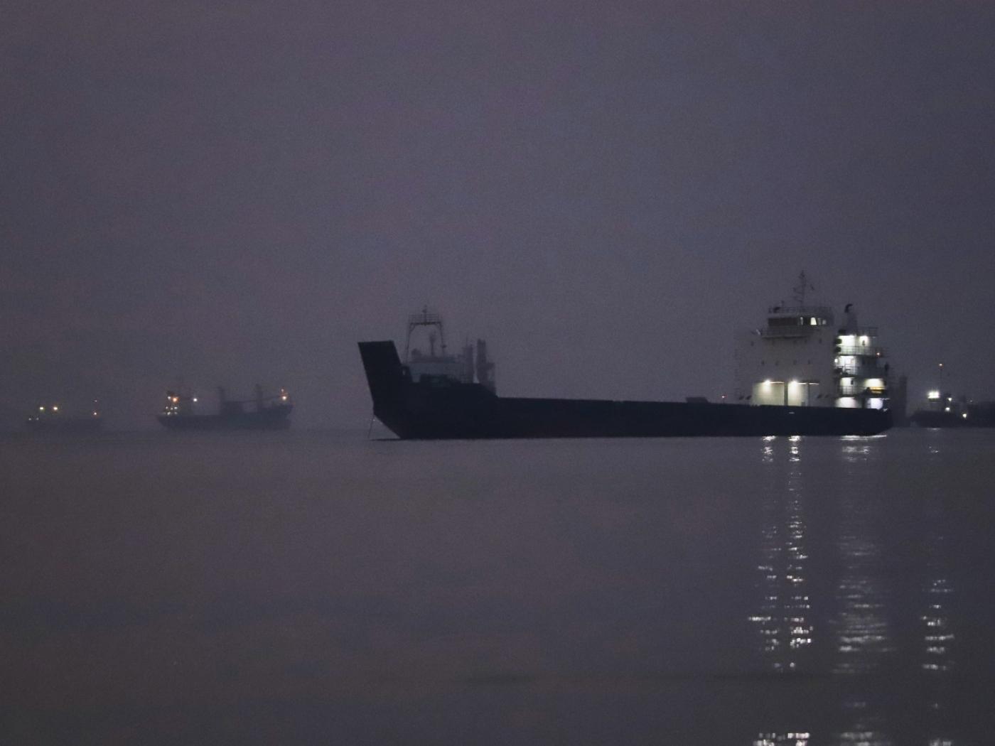 ARCHIV - Frachtschiffe liegen in der Straße von Hormus vor Anker. Foto: Amirhosein Khorgooi/ISNA via AP/dpa/Archivbild