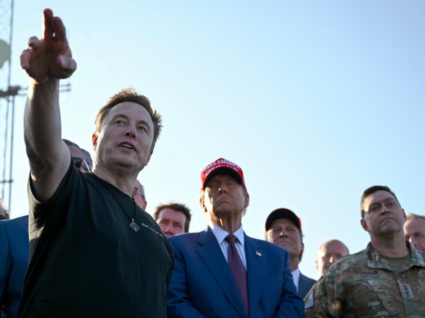 ARCHIV - Elon Musk neben Donald Trump. Foto: Brandon Bell/Getty Images North America Pool via AP/dpa/Archivbild