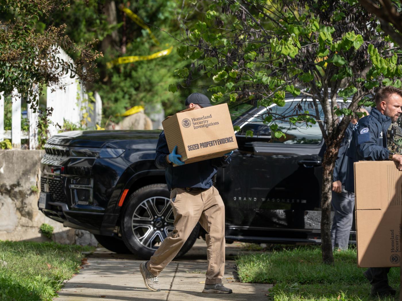 Beamte des Ministeriums für Innere Sicherheit tragen während einer Durchsuchung Kisten aus der Wohnung der linken US-Abgeordneten Omar. Foto: J. Scott Applewhite/AP/dpa